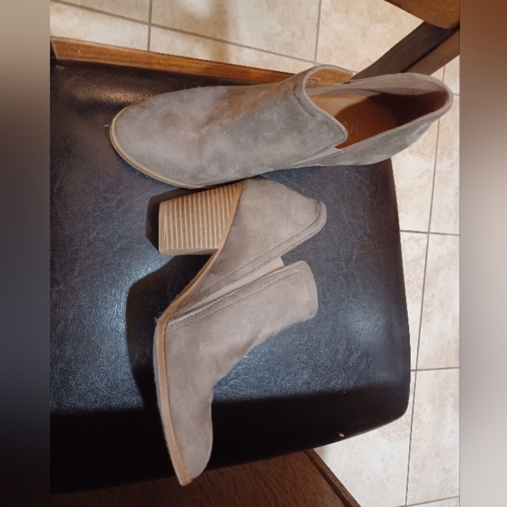 Y-Not Heeled Boots Size 8 Womens